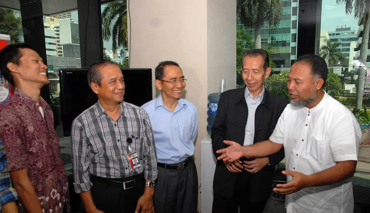 Empat pimpinan KPK itu adalah Busyro Muqqodas, Bambang Widjojanto, Adnan Pandu Praja serta Zulkarnaen. Ketua KPK Abrahaman Samad tidak ikut karena masih cuti, Senin (4/8/14). (Liputan6.com/Miftahul Hayat)