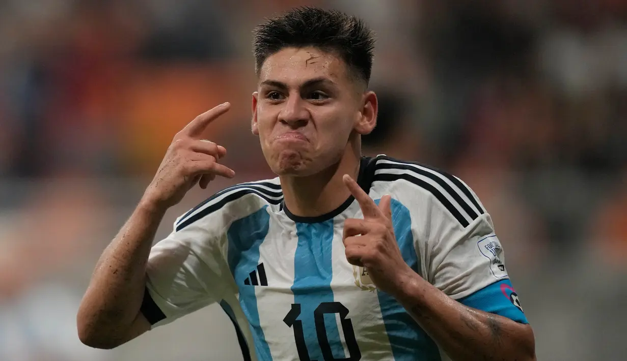 Pemain Argentina Claudio Echeverri merayakan gol keduanya saat pertandingan perempat final Piala Dunia FIFA U-17 melawan Brasil di Jakarta International Stadium, Jumat 24 November 2023. (AP Photo/Achmad Ibrahim)