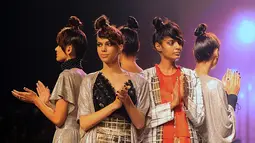 Sejumlah model berpose mengenakan busana kreasi dari desainer Shweta Kapur di Lakme Fashion Week (LFW) Winter / Festive 2017 di Mumbai (16/8). Lakme Fashion Week berlangsung di Mumbai mulai 16-20 Agustus. (AFP Photo/Sujit Jaiswal)