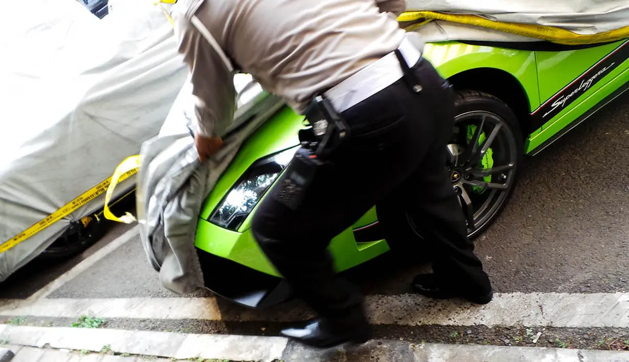 Lamborghini hijau itu bermasalah dikarenakan kendaraan tersebut tidak dilengkapi surat-surat dan dokumen kepemilikan mobil, Jakarta, (1/9/14). (Liputan6.com/Faizal Fanani)