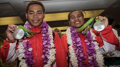 Lifter Indonesia peraih medali perak Olimpiade 2016 Rio de Janeiro, Eko Yuli dan Sri Wahyuni (kanan), tiba di Bandara Soekarno-Hatta, Tanggerang, Banten, Minggu (14/8/2016). (Bola.com/Vitalis Yogi Trisna)