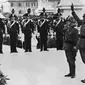 Benito Mussolini (kanan) dan Raja Victor Emmanuel III dari Italia (kiri) memberi hormat saat menghadiri upacara pemakaman di Tomb of the Unknown Soldier pada bulan November 1938 di Roma. (AFP)