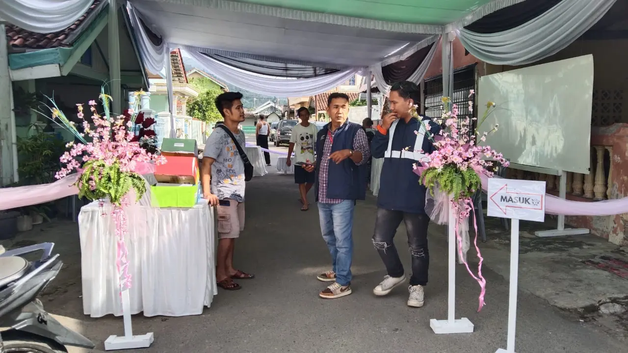 Suasana TPS 15 di Kelurahan Panjang Selatan, Bandar Lampung, mengusung tema valentine.