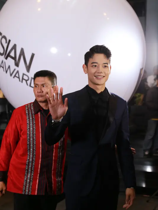 "Terima kasih sudah mengundang saya ke acara ini. Karena banyak fans yang berada di sini," ucapnya di kawasan Kebon Jeruk, Jakarta Barat, Rabu (20/9/2017) malam yang disambut teriakan histeris penggemarnya. (Adrian Putra/Bintang.com)