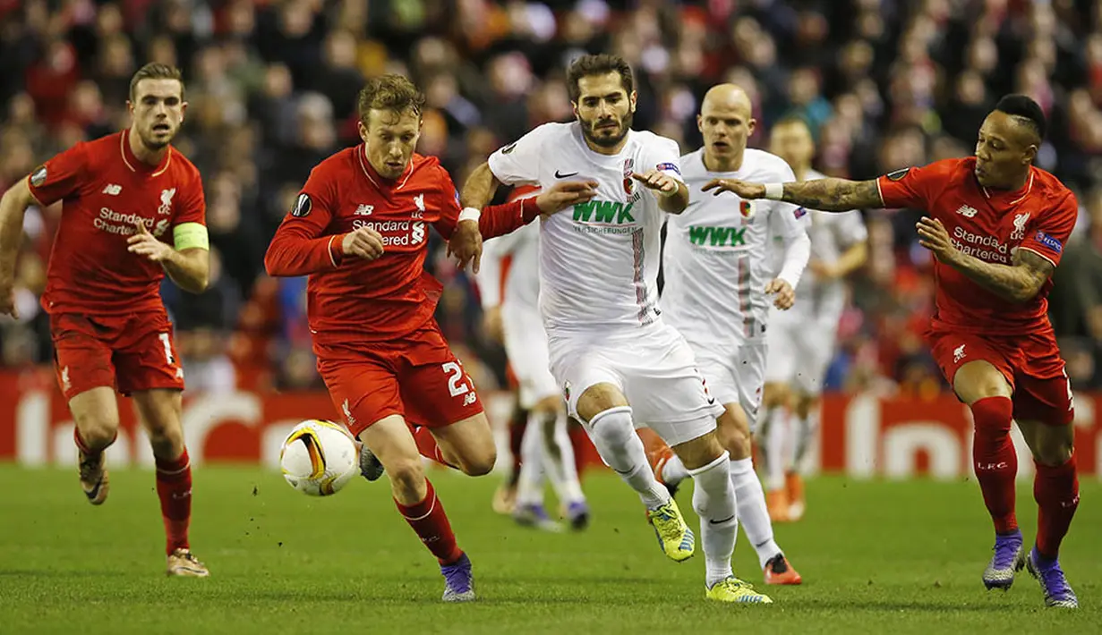Pemain Liverpool, Lucas Leiva dan Nathaniel Clyne menahan laju pemain Augsburg, Halil Altintop. Pada laga itu The Reds lebih menguasai jalannya pertandingan dengan penguasaan bola 57 persen. (Reuters/Andrew Yates)