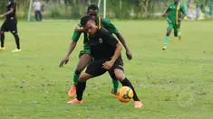 Sriwijaya FC melakukan laga uji coba melawan Mali FC di Lapangan Soetasoma Halim Perdanakusuma, Jakarta (8/1/2015). (Liputan6.com/Helmi Fithriansyah)