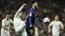 Striker Barcelona, Lionel Messi, berebut bola dengan bek Real Madrid, Sergio Ramos, pada laga La Liga di Stadion Santiago Bernabeu, Sabtu (2/3). Real Madrid takluk 0-1 dari Barcelona. (AP/Manu Fernandez)