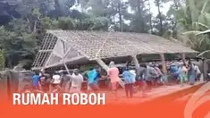 Secara tiba-tiba, rumah tersebut roboh saat sejumlah warga gotong royong untuk memindahkan.