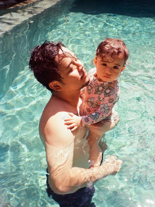 7 Potret Derby Romero saat Asuh Putrinya yang Makin Besar Ini Kompak Banget