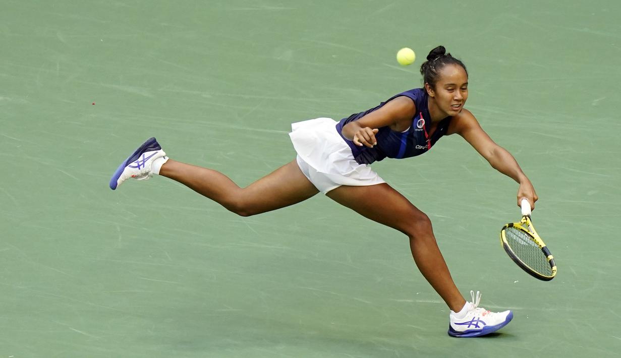 Emma Raducanu sukses membungkam petenis Kanada, Leylah Fernandez, pada laga final di USTA Billie Jean King National Tennis Center, Minggu (12/9/2021). (Foto:AP/Frank Franklin II)