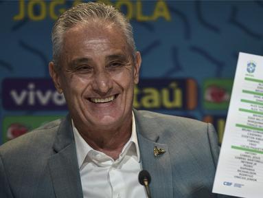 Pelatih tim nasional, Adenor Leonardo Bacchi alias Tite, menetapkan sebanyak 26 pemain yang akan membela panji Selecao. Nama-nama seperti Neymar, Antony, hingga Thiago Silva masuk ke dalam skuat dan diprediksi menjadi andalan. (AFP/Carl De Souza)