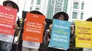  Koalisi Rakyat untuk Keadilan Perikanan melakukan aksi di depan gedung KKP, Jakarta (21/11). Aksi ini mengajak masyarakat Indonesia untuk menjaga sumber daya kelautan dari ancaman kerusakan dan penangkapan ikan ilegal. (Liputan6.com/Faizal Fanani)