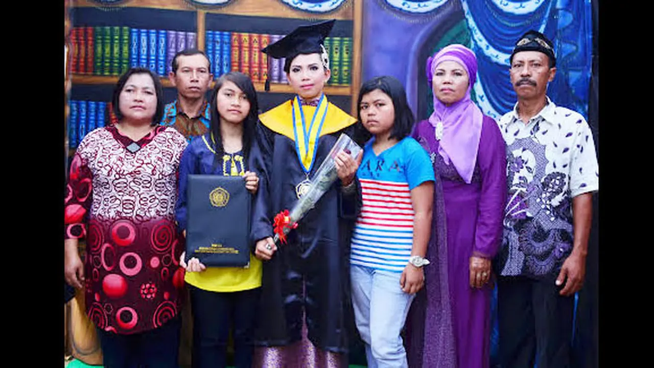 Dua keluarga bisa saling bertemu dalam wisuda saya | Foto: dok. pribadi Riska Ning Tias