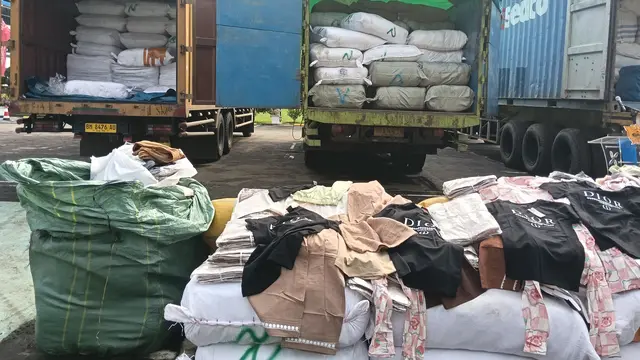 Ditjen Bea Cukai menindaki upaya peredaran produk garmen atau pakaian ilegal, melalui dua operasi penindakan. (Foto: Liputan6.com/Maulandy R)