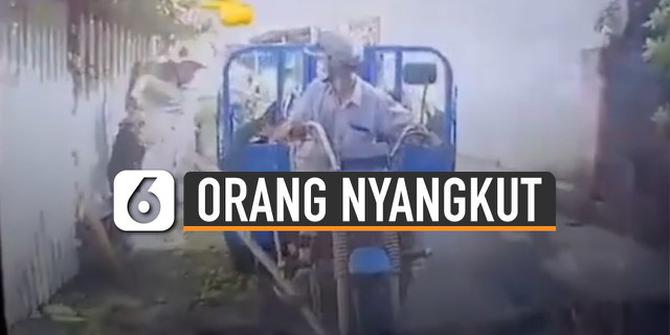 VIDEO: Dua Kendaraan Nyaris Tabrakan, Satu Orang Tersangkut Tangga