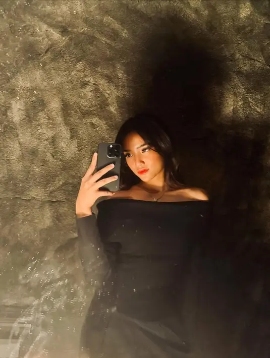 Lewat mirror selfie ini, Fuji terlihat cantik mengenakan off-the-shoulder dress yang simple berwarna hitam, lengan panjang. [Foto: Instagram/fuji_an]