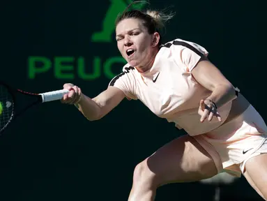 Petenis unggulan pertama, Simona Halep mengembalikan bola ke arah petenis Prancis, Oceane Dodin pada babak kedua Miami Terbuka di Crandon Park, Kamis (22/3). Simona Halep berjuang keras menyingkirkan Océane Dodin dengan 3-6, 6-3, 7-5. (AP/Lynne Sladky)