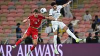 Zaid Tahseen dari Timnas IRaq, kanan, ditantang oleh Mauro Zijlstra dari Timnas Indonesia dalam pertandingan babak keempat Grup B kualifikasi Piala Dunia 2026 antara Irak dan Indonesia di Stadion Alinma Bank, King Abdullah Sports City, Jeddah, Arab Saudi, Minggu (12-10-2025) dini hari WIB. (Foto AP/Ali Issa)