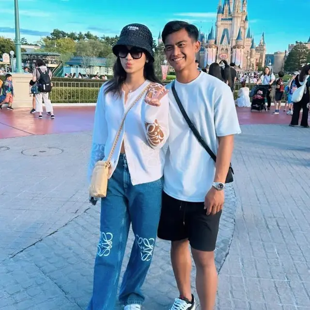 7 Potret Azizah Salsha dan Pratama Arhan Usai Menikah, Liburan Ke Disneyland