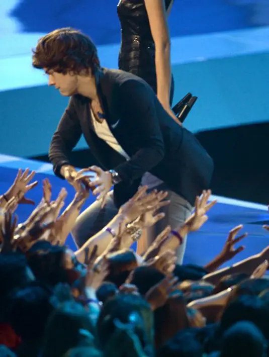 Selain hastag #HappyBirthdayHarry yang menjadi trending topik di Twitter, ternyata para fansnya yang berada di US dan UK melakukan kegiatan berdonasi untuk orang-orang yang membutuhkan. (AFP/Bintang.com)