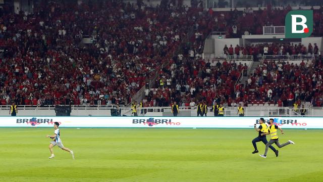Foto: Cuma Mau Lakukan Ini, Fan Berat Garnacho Nekat Menerobos Masuk ke Lapangan