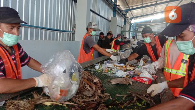 Pekerja TPSA Bagendung Memilah Sampah. (Selasa, 29/11/2022). (Yandhi Deslatama/Liputan6.com).