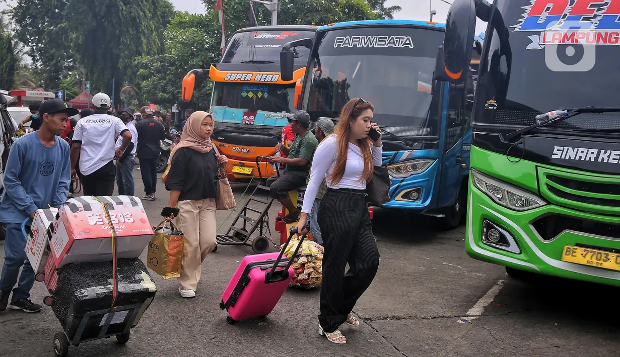 Pihak pengelola terminal dan petugas keamanan terus berupaya mengantisipasi lonjakan penumpang serta memastikan kelancaran perjalanan para pemudik. (Liputan6.com/Angga Yuniar)