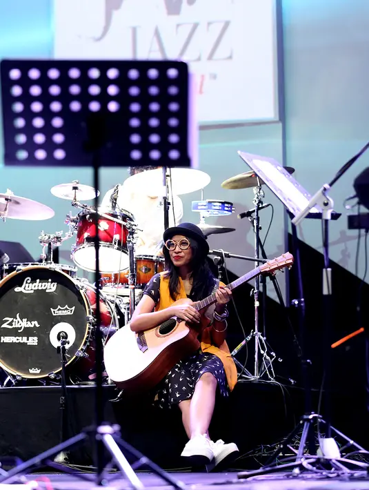 Pada konser musik Java Jazz Festival 2016, tampil memukau Endah N Rhesa berhasil memberikan daya tarik pada konsep yang mereka tampilkan di acara musik tersebut. (Andy Masela/Bintang.com)