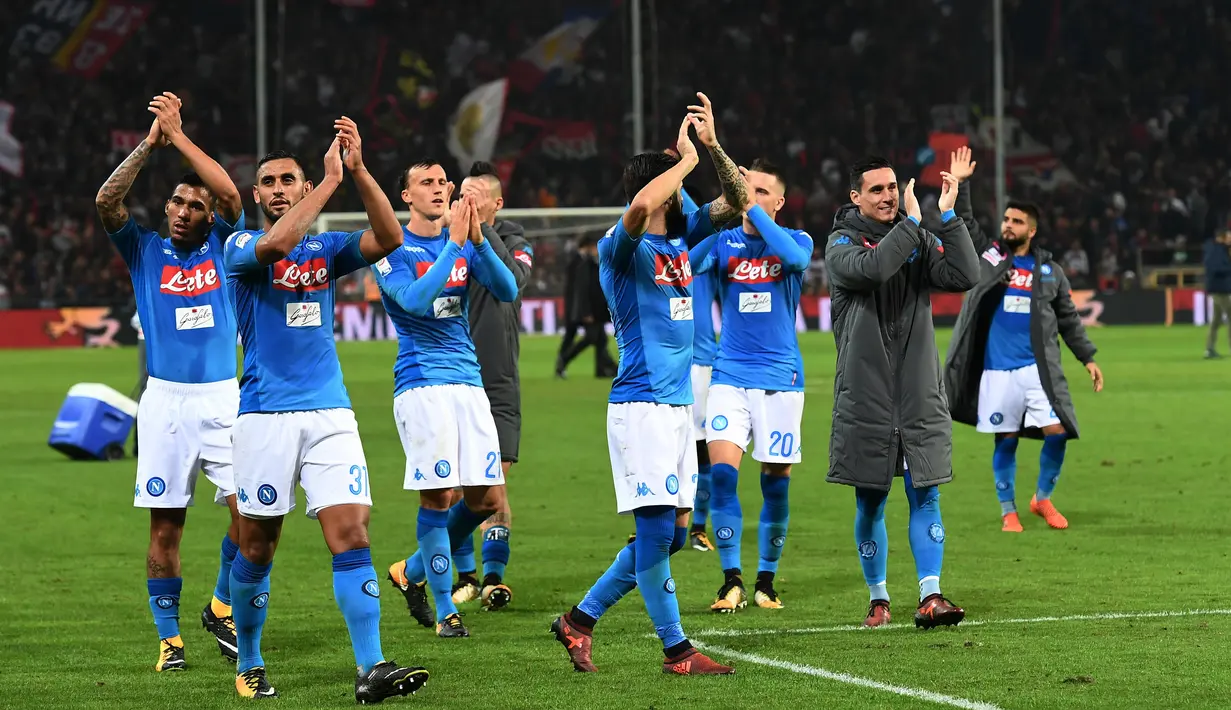 Para pemain Napoli merayakan kemenangan atas Genoa dengan memberikan salam kepada fans usai laga Serie A di Luigi Ferraris stadium, Genoa, (25/10/2017). Napoli menang 3–2. (AFP/Vincenzo Pinto)