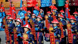 Sejumlah orang berpakaian seperti Prajurit jaman Dinasti Qing saat upacara yang menjadi bagian dari perayaan Tahun Baru Cina di Ditan Park,  Beijing (18/2/2015). Tahun Baru Imlek pada 19 Februari akan menyambut Tahun Domba. (Reuters /Kim Kyung-Hoon)