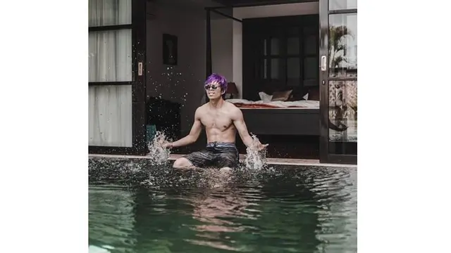 Gaya Atta Halilintar saat berada di kolam renang dengan badan berototnya.