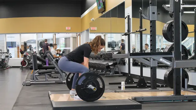 Contoh ilustrasi perempuan melakukan deadlift