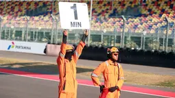 Marshal menunjukkan waktu sisa yang dimiliki pembalap sebelum melakukan start saat sesi latihan Shell bLU cRU Yamaha Endurance Festival yang berlangsung di Mandalika International Circuit, Lombok, Nusa Tenggara Barat, Sabtu (21/10/2023). (Bola.com/Ikhwan Yanuar)