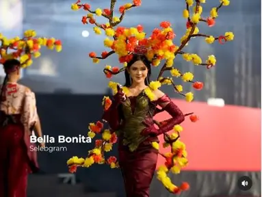 Penampilan Bella Bonita ini merupakan yang pertama kalinya runway di karnaval tersebar, Jember Fashion Carnaval 2024. Pada momen tersebut, istri Denny Caknan itu mengenakan kostum yang megah dan meriah. Ia tampil heboh kenakan busana dengan bunga-bunga mengelilingi tubuhnya. (Liputan6.com/IG/@dinas_kominfo_kab_jember)