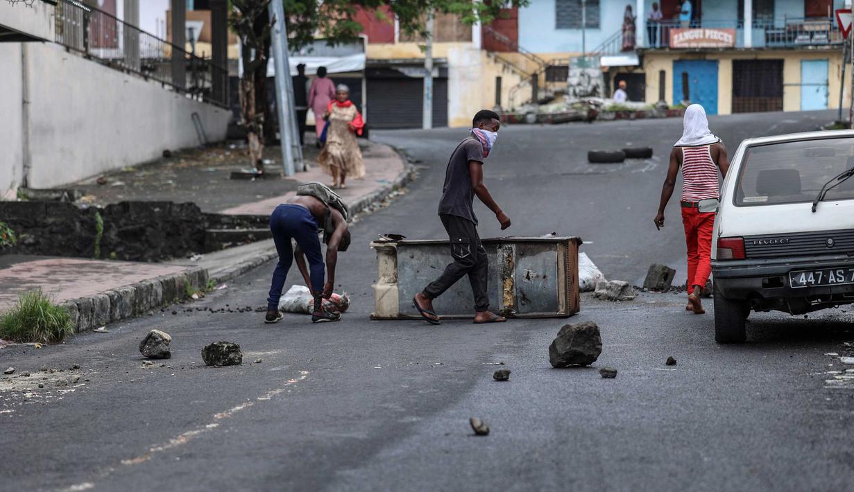 Para demonstran oposisi membarikade sebuah jalan di Moroni pada 17 Januari 2024. (Olympia DE MAISMONT/AFP)