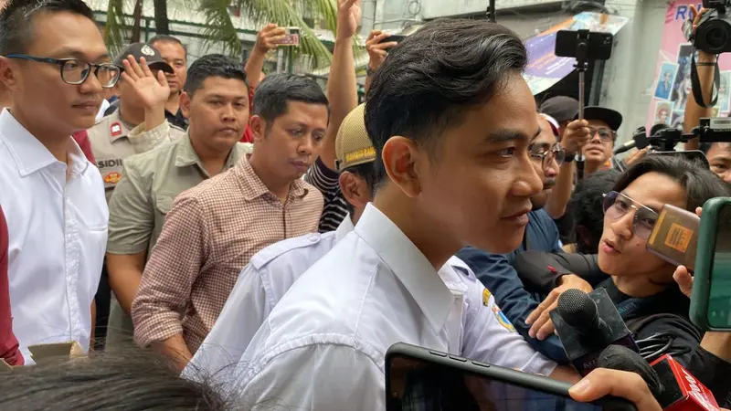 Gibran Rakabuming Raka langsung menyapa warga rusun Muara Baru, Jakarta Utara, pasca dirinya diumumkan menjadi wakil presiden terpilih oleh Komisi Pemilihan Umum (KPU).