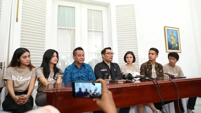 [Fimela] Pemain film Dilan 1991 berkunjung kerumah Dinas Ridwan Kamil