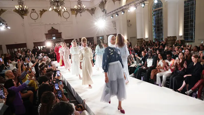 Brand Modest Indonesia Pertama di London Fashion Week, Wearing Klamby Sukses Pamerkan Koleksi Busananya