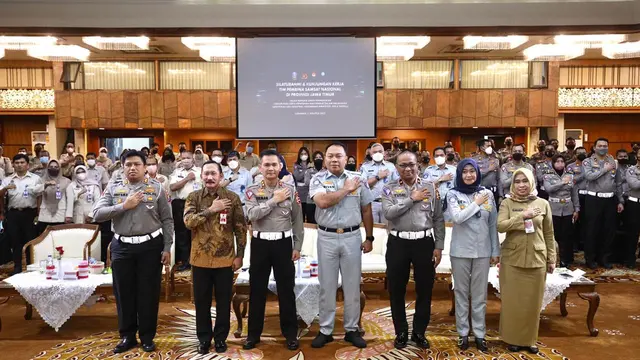 Kepala Korps Lalu Lintas (Korlantas) Polri, Irjen Pol Firman Shantyabudi saat bertemu dengan Gubernur Jawa Timur Khofifah Indar Parawansa. (Istimewa)
