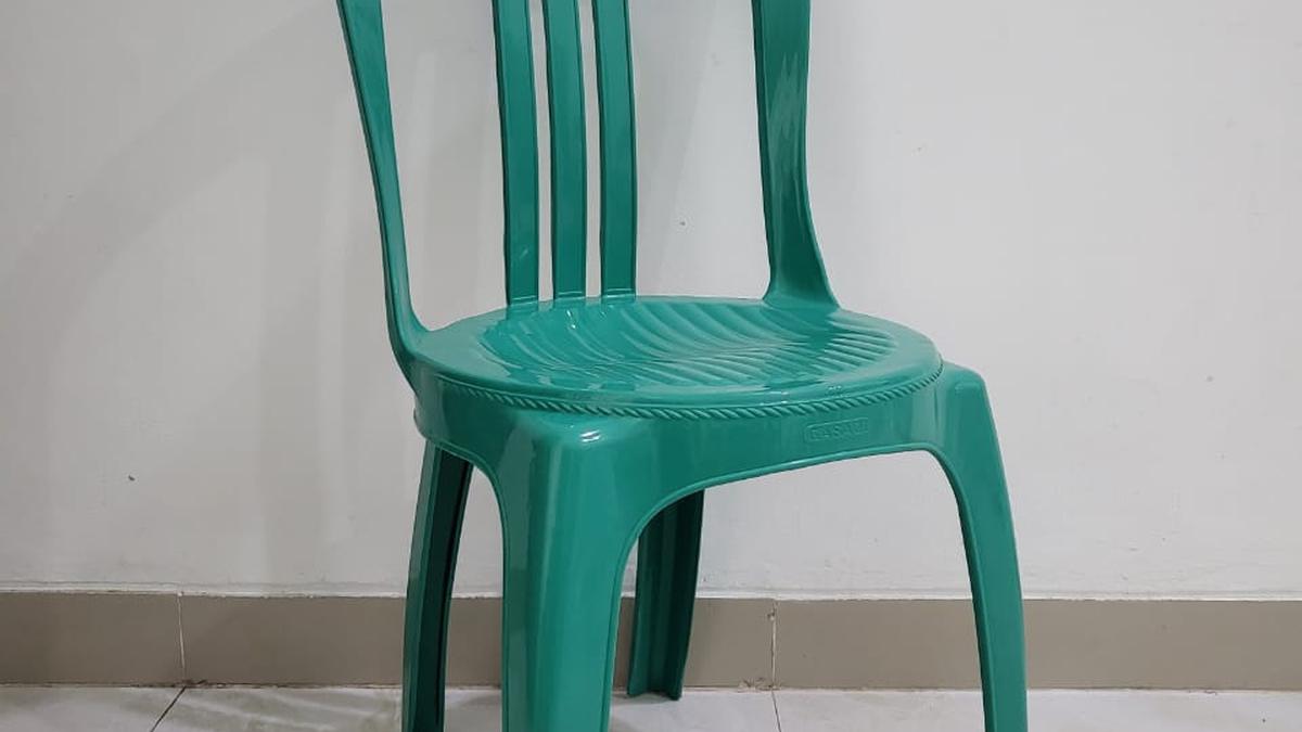 Tak Pernah Terbayangkan, Kursi Plastik Kondangan Ternyata Jadi Ikon Dunia hingga Masuk Pameran