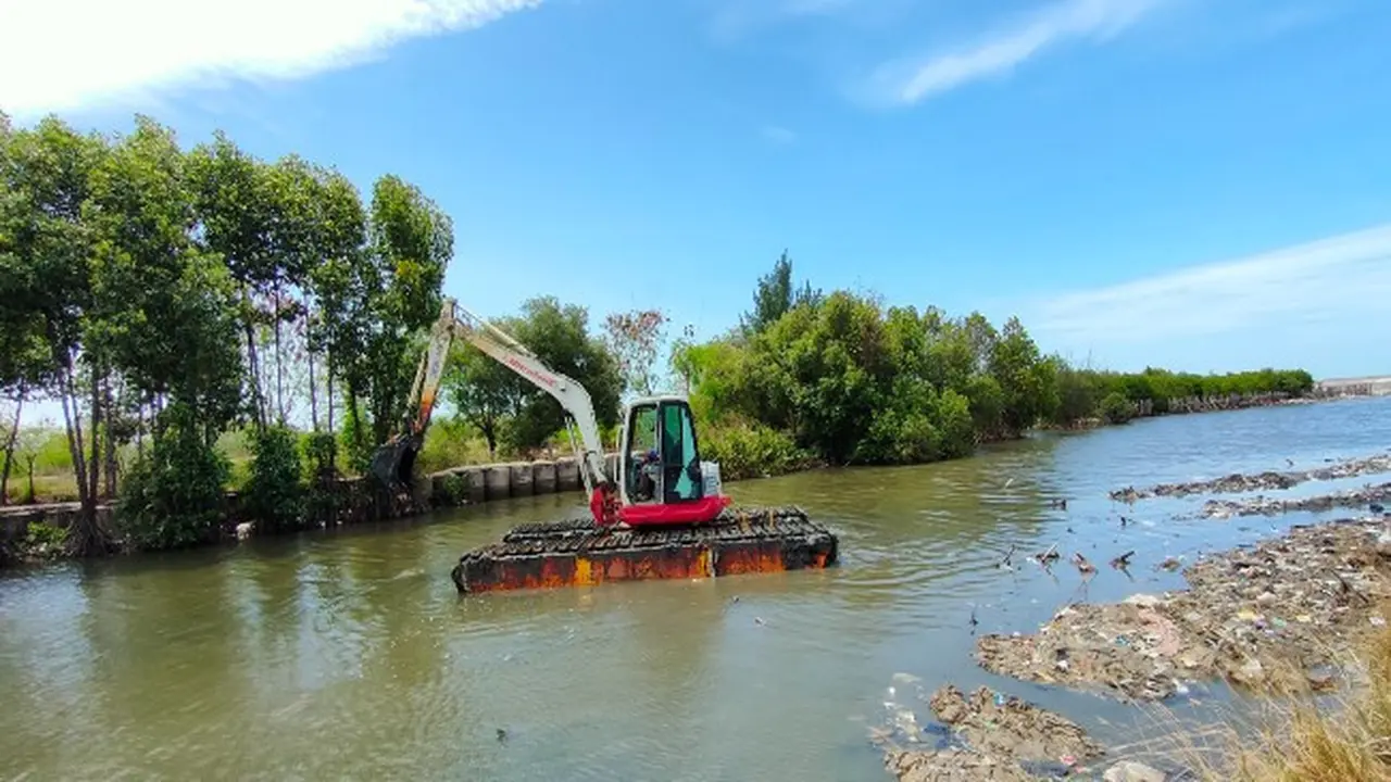 Kawasan Pantai Kota Cirebon Dikeruk Imbas Penumpukan Sampah