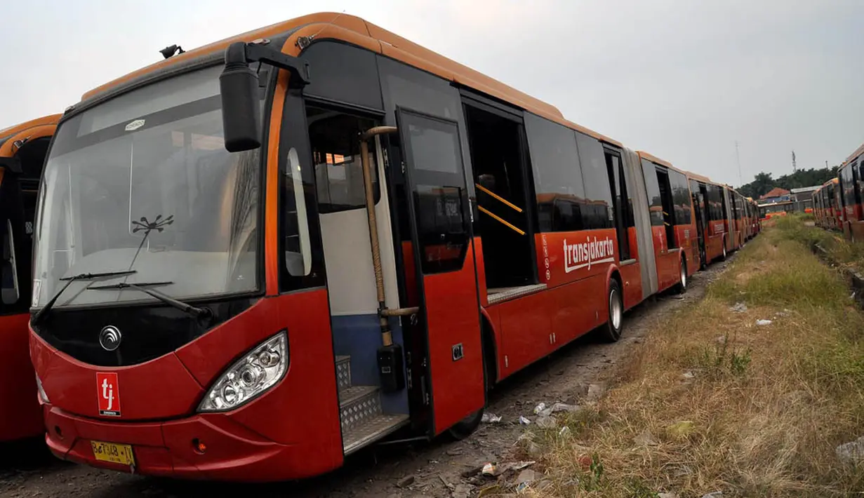 Begini kondisi bus-bus tersebut di Kantor Unit Pengelola TransJakarta di Cawang, Jakarta, (3/9/14). (Liputan6.com/Miftahul Hayat)