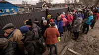 Warga menunggu makanan di luar sebuah gereja di timur laut kota Trostianets (29/3/2022). Ukraina mengatakan pasukannya telah merebut kembali kota Trostianets, dekat perbatasan Rusia, salah satu kota pertama yang jatuh di bawah Kontrol Moskow dalam invasi selama sebulan. (AFP/Fadel Senna)
