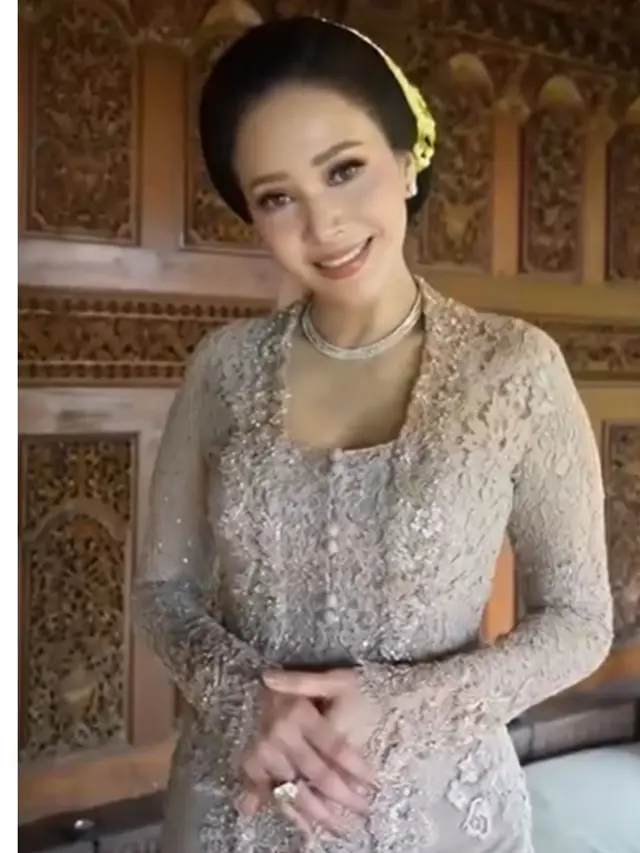 6 Potret Kebaya Maia Estianty di 7 Bulanan Alyssa Daguise, Modern Klasik Memukau