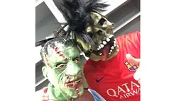Para pemain Barcelona menggunakan kostum unik yang merupakan bagian dari pesta Halloween bertema Barcaween pada Sabtu (31/10/2015). (FCBARCELONA.COM)