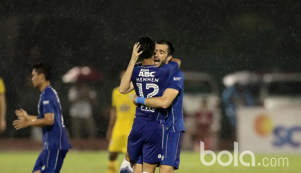 Pemain Persib Bandung, Vujovic mencetak gol ke gawang Mitra Kukar h di Stadion Manahan, Solo. Jumat (25/2/2017). (Bola.com/Nicklas Hanoatubun)