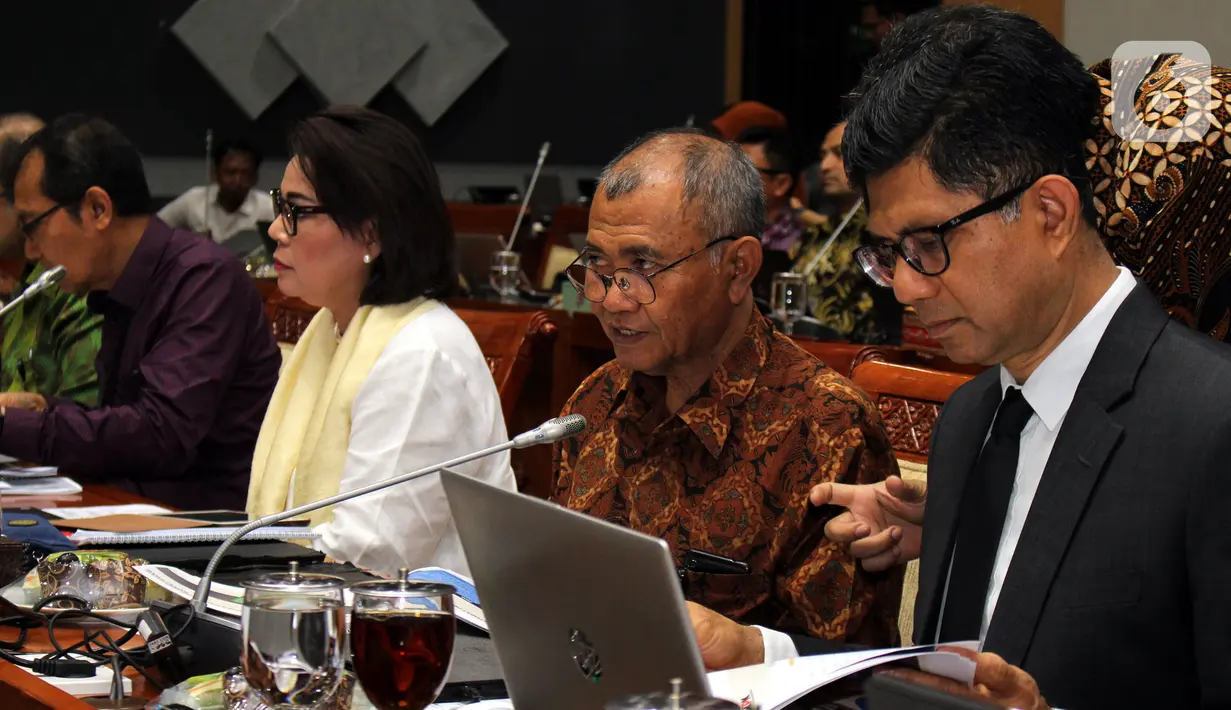 Ketua KPK Agus Rahardjo didampingi Wakil Ketua KPK Alexander Mawarta, Saut Situmorang, dan La Ode Muhammad Syarif mengikuti rapat dengan Komisi III DPR RI di kompleks Parlemen, Jakarta, Rabu (27/11/2019). Rapat membahas evaluasi kinerja KPK masa kerja 2015-2019. (Liputan6.com/Johan Tallo)