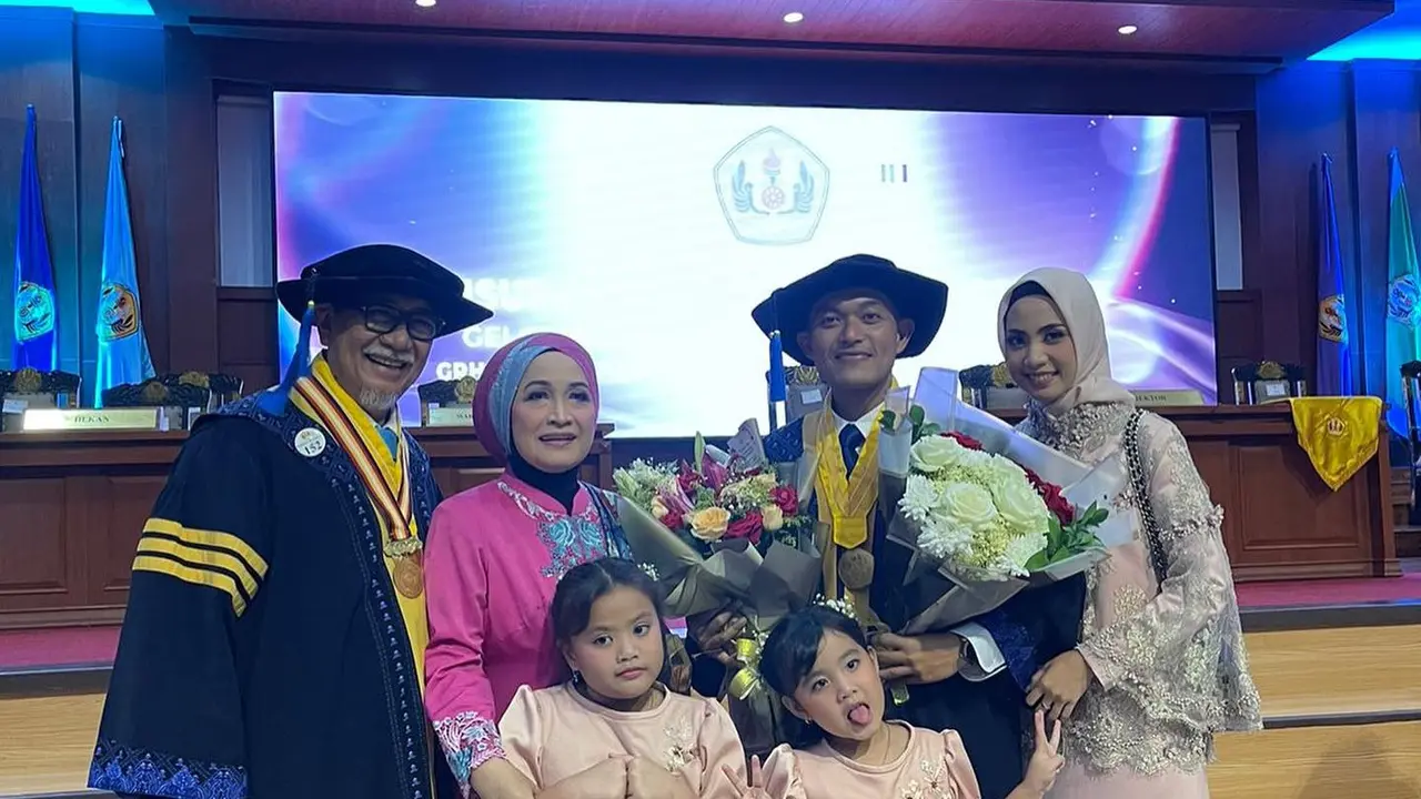 Deddy Mizwar Wisuda Bareng Anak, Tak Hanya dapat Gelar Doktor Tapi juga sebagai Wisudawan Tertua