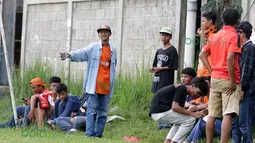  Suporter The Jakmania berfoto selfie saat menyaksikan Tim Persija Jakarta berlatih di Lapangan Youth Training Center, Sawanngan, Depok, Rabu (17/2/2016). (Bola.com/Nicklas Hanoatubun)