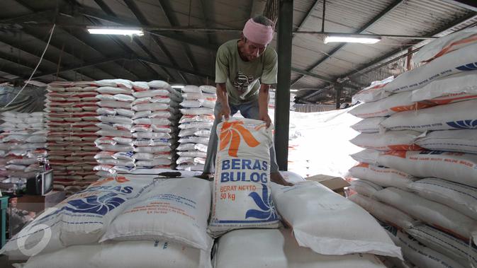 Pekerja menurunkan beras bulog di Pasar Induk Cipinang, Jakarta. (Liputan6.com/Angga Yuniar)